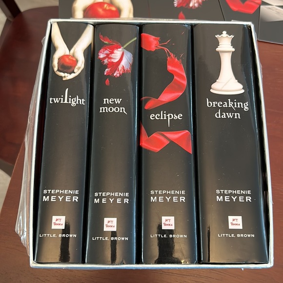 The Twilight Saga Collection 4 Books - Picture 5 of 12